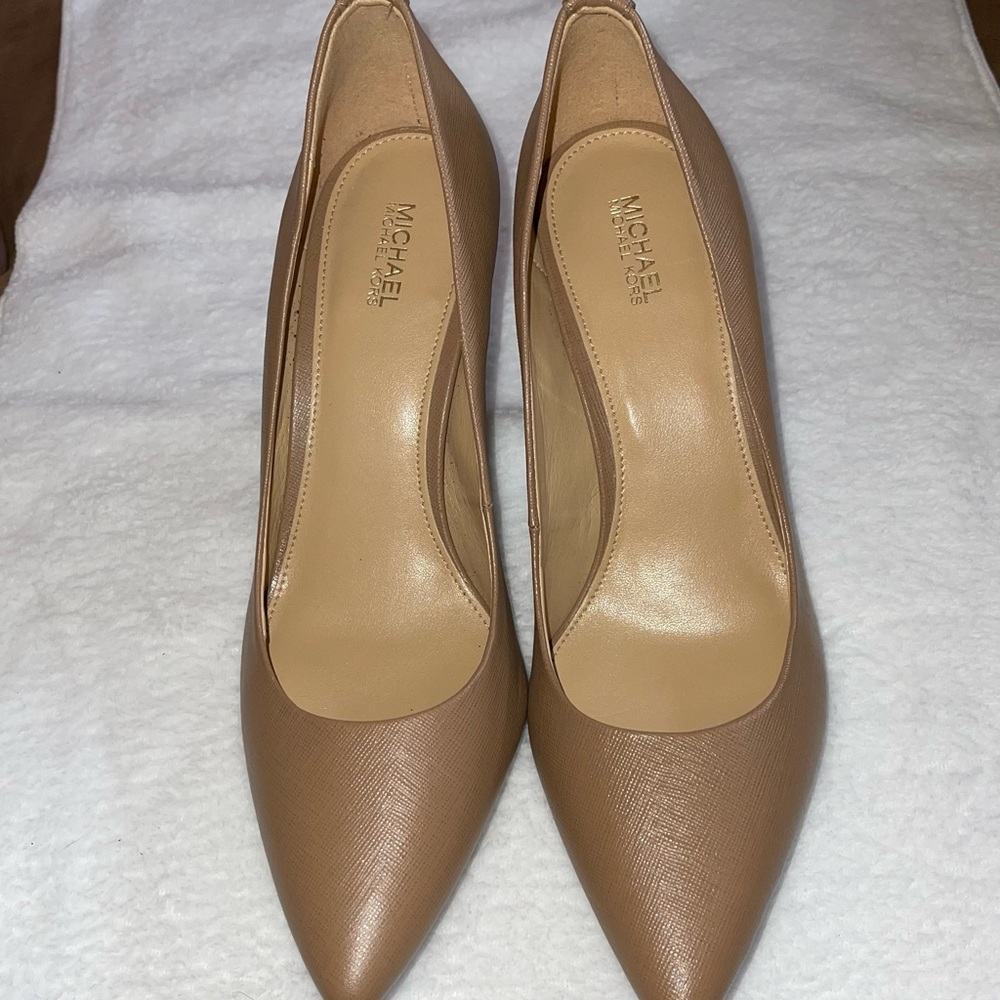 Michael Kors nude/tan pumps. Size 8